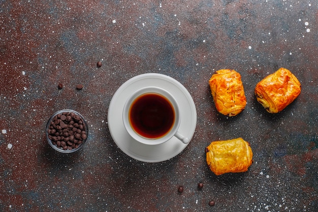 Foto gratuita croissants franceses pain au chocolate.