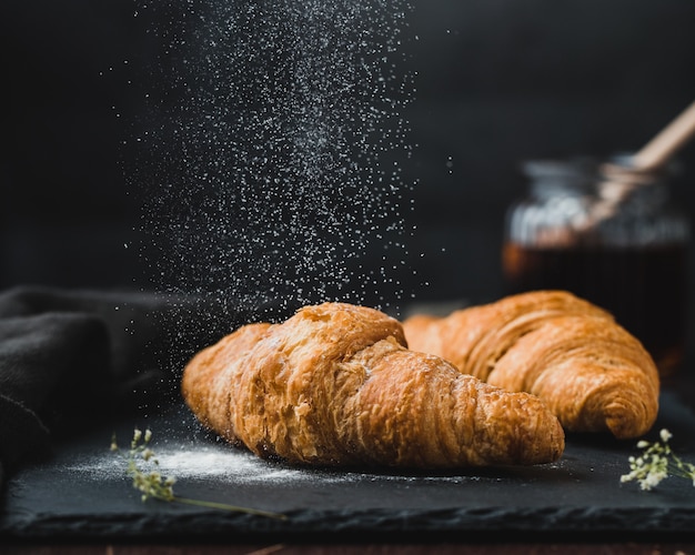 Foto gratuita croissants franceses sabrosos