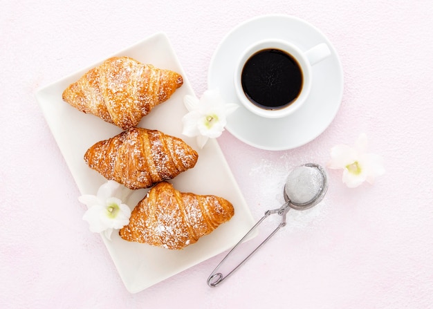 Foto gratuita croissants franceses con vainilla y café
