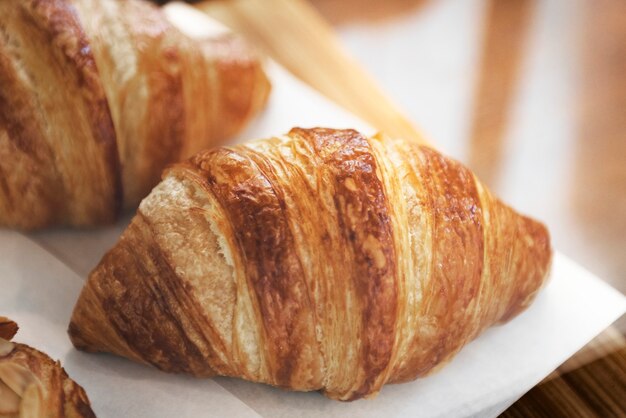 Croissants de mantequilla recién horneados en exhibición en un café