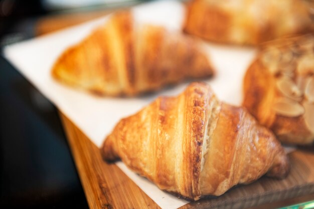 Croissants de mantequilla recién horneados en exhibición en un café