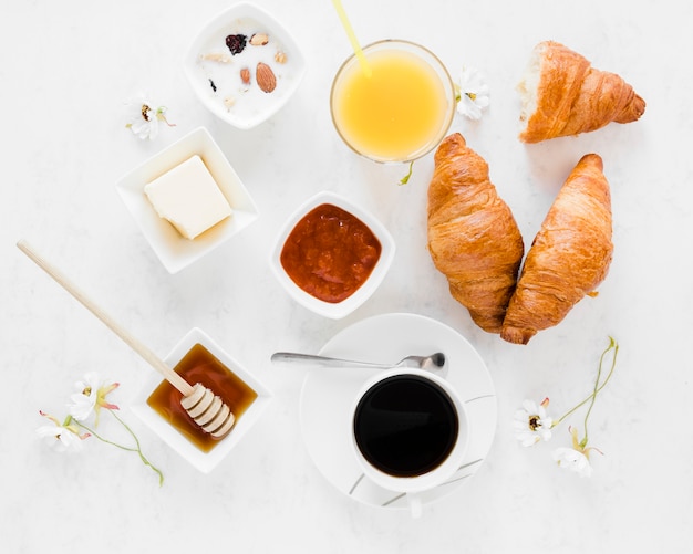 Foto gratuita croissants con mermelada, miel y café