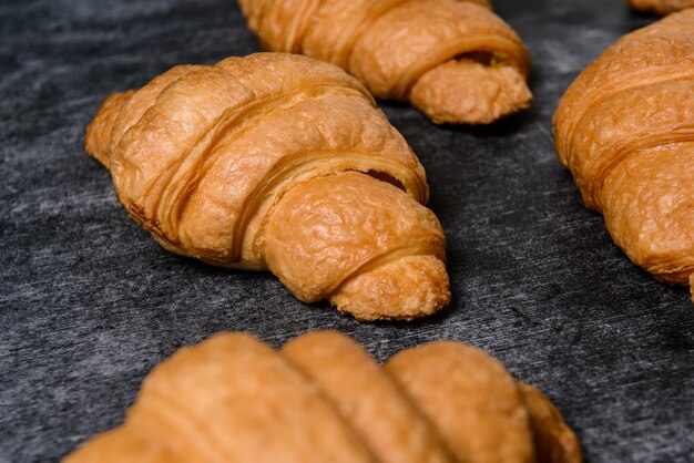 Croissants en mesa gris.