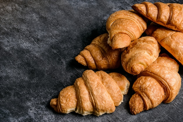 Croissants en mesa gris.