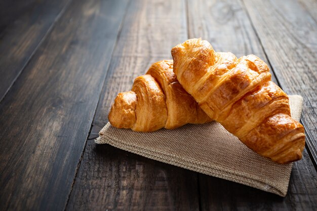 croissants en mesa de madera vieja.