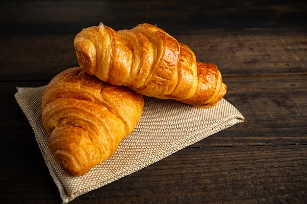 croissants en mesa de madera vieja.