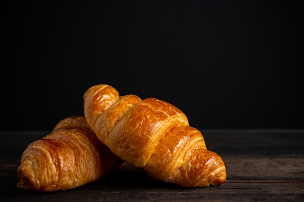 Croissants en mesa de madera vieja.