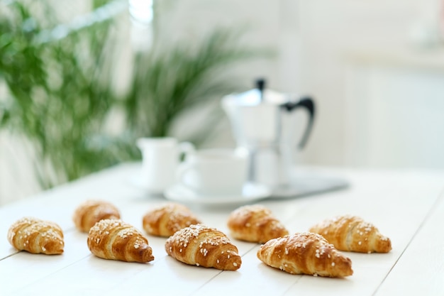 Foto gratuita croissants en una mesa