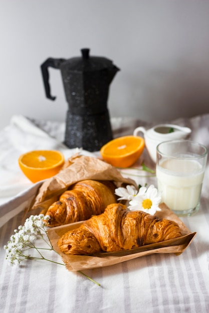 Croissants con naranjas en rodajas y leche