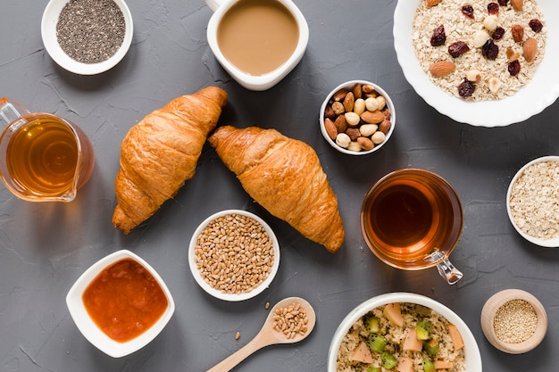 Foto gratuita croissants con nueces y semillas de té.