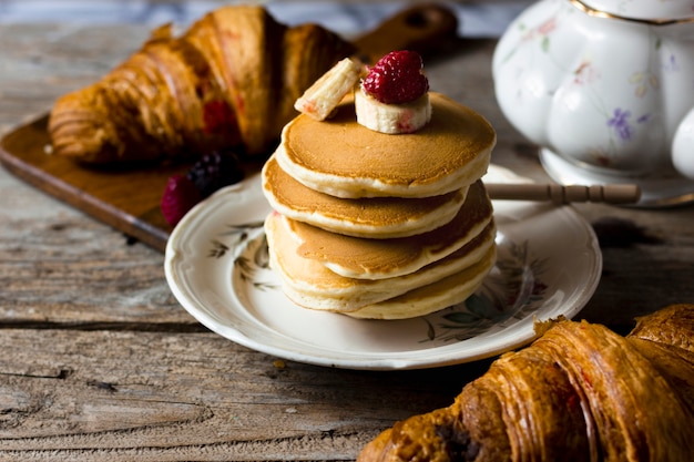 Croissants y panqueques con frutas