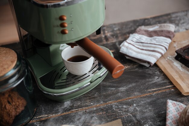 Croissants de pasteles en la mesa junto a la taza de café.