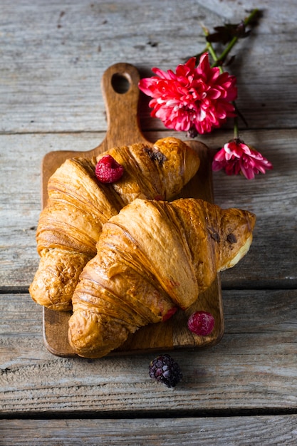 Croissants planos con fruta del bosque