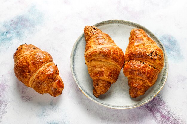 Croissants recién horneados.