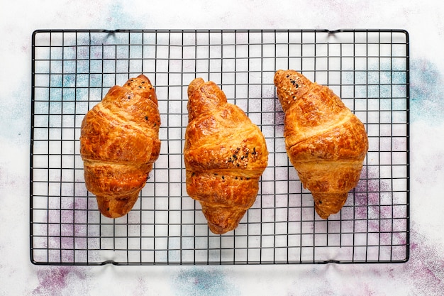 Croissants recién horneados.