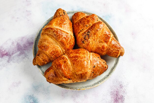 Croissants recién horneados.