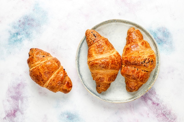 Croissants recién horneados.