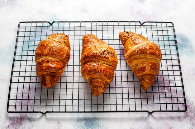 Croissants recién horneados.