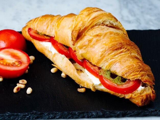 croissants rellenos de tomate y queso blanco