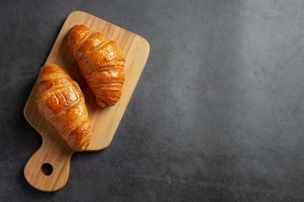 Croissants sobre fondo negro.