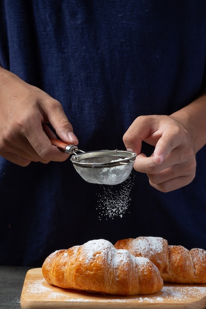 Foto gratuita croissants sobre superficie negra.