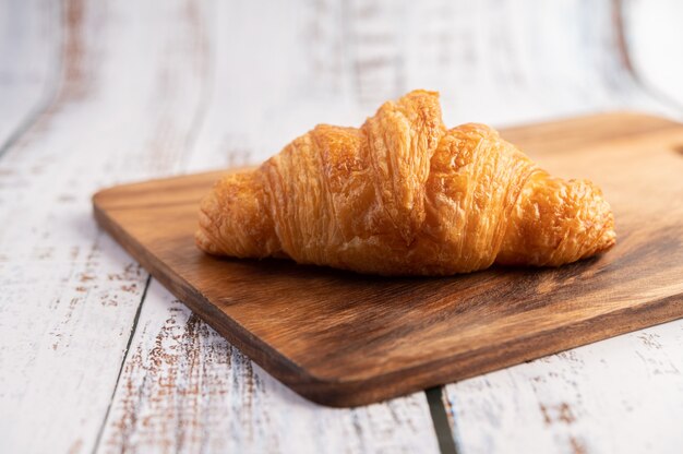 Croissants en una tabla para cortar madera.