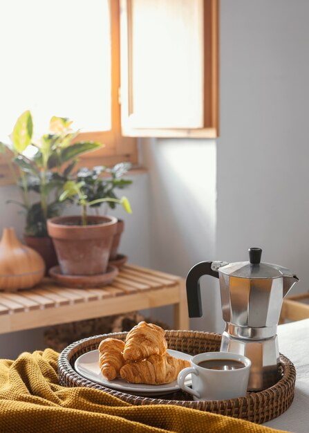 Croissants y taza de café de ángulo alto