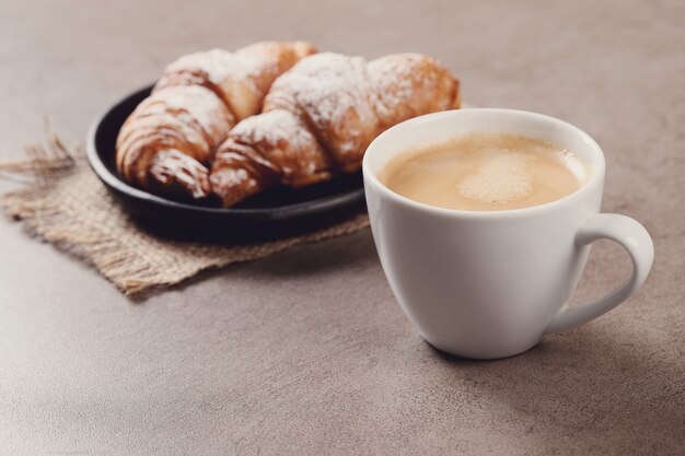 Croissants con taza de café