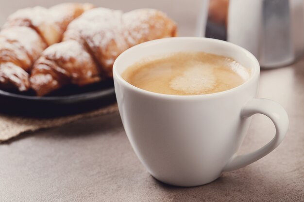 Croissants con taza de café