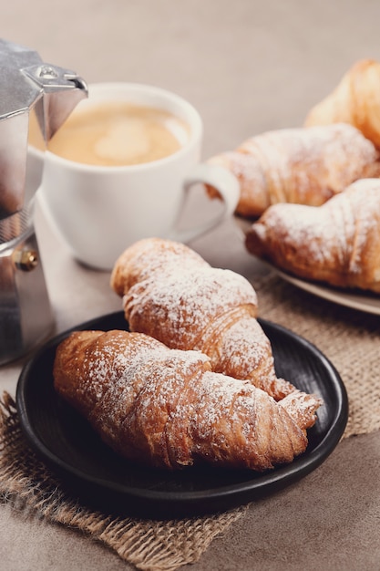 Croissants con taza de café