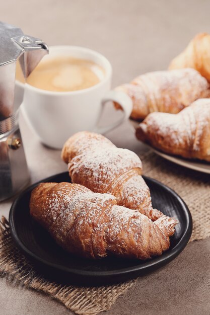 Croissants con taza de café