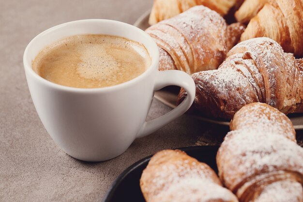 Croissants con taza de café