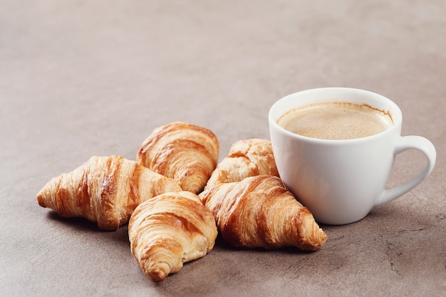 Croissants con taza de café