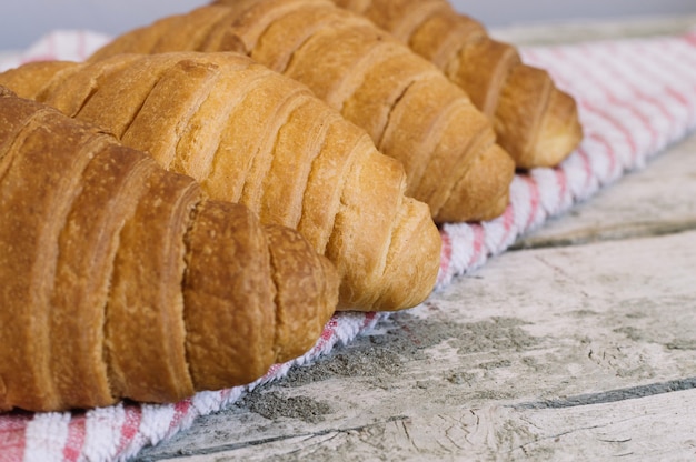 Foto gratuita croissants en la toalla