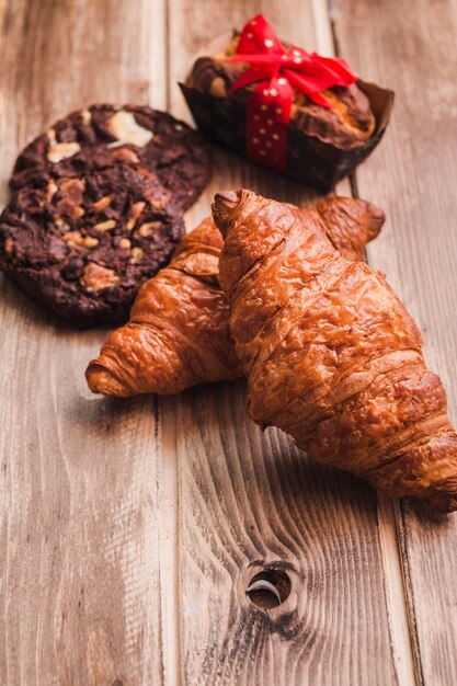 Croissants y tortas de chocolate