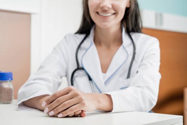 Foto gratuita crop alegre mujer médico