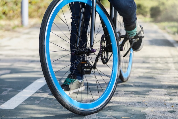 Foto gratuita crop man riding bicycle