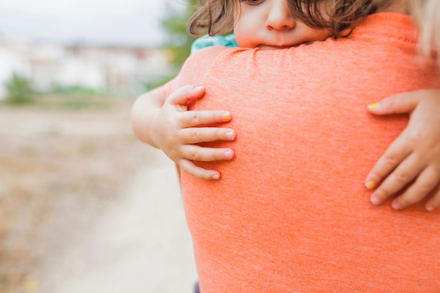 Crop mujer ebracing niño