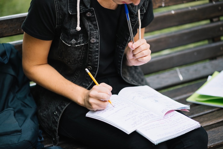 Foto gratuito crop pensativo hombre estudiando en el banco