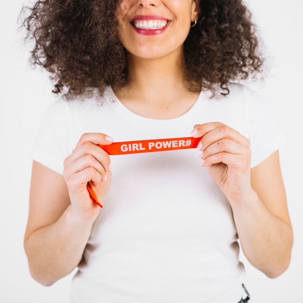 Foto gratuita crop woman showing girl power ribbon