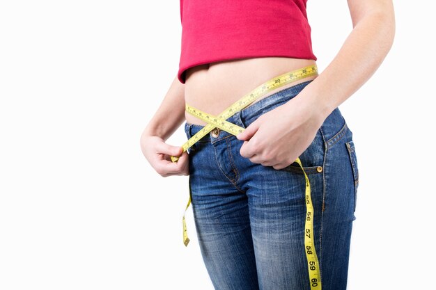 Cropped imagen de mujer medir su cintura