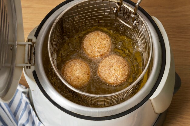 Croquetas de comida de alto ángulo freír