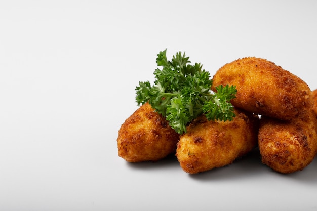 Croquetas de comida de alto ángulo y lechuga