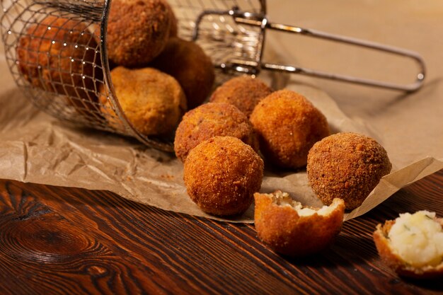 Croquetas de comida deliciosa de alto ángulo