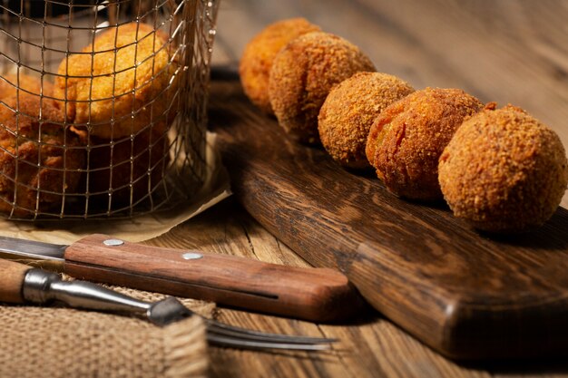 Croquetas de comida deliciosa de alto ángulo