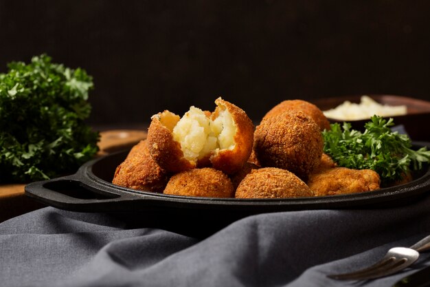 Croquetas de comida deliciosa en placa