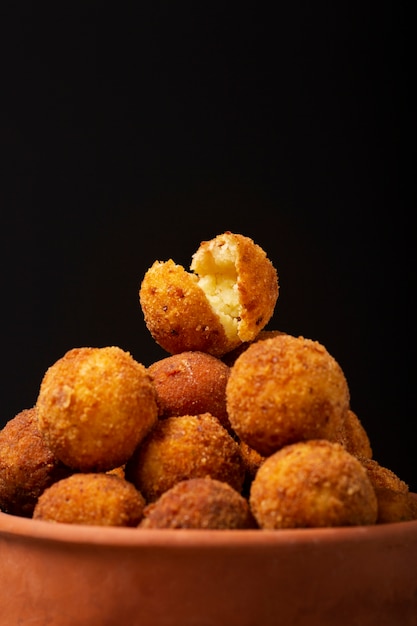 Croquetas de comida sabrosa en un tazón