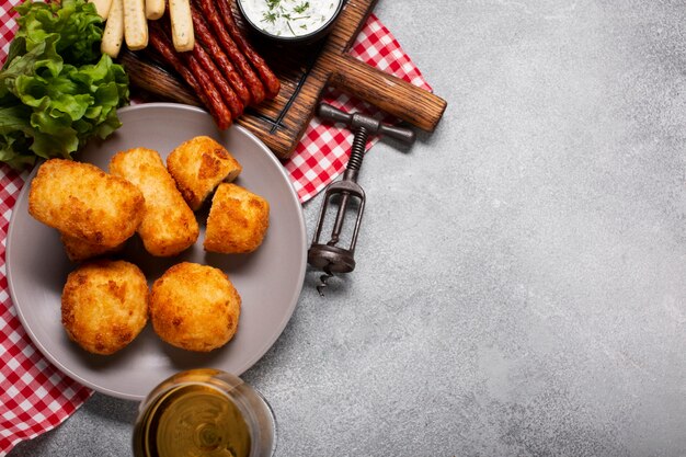 Croquetas de comida en la vista superior de la placa