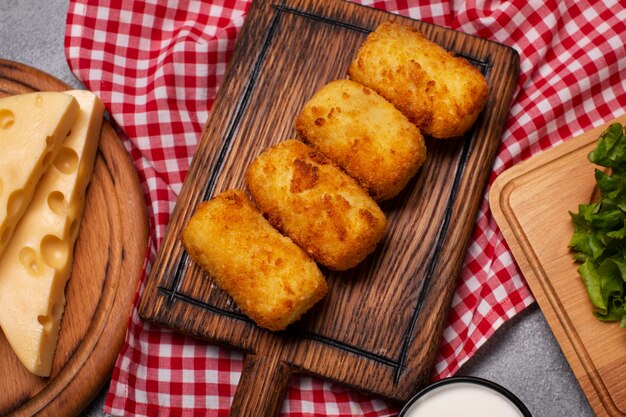 Croquetas de comida de vista superior en tablero de madera