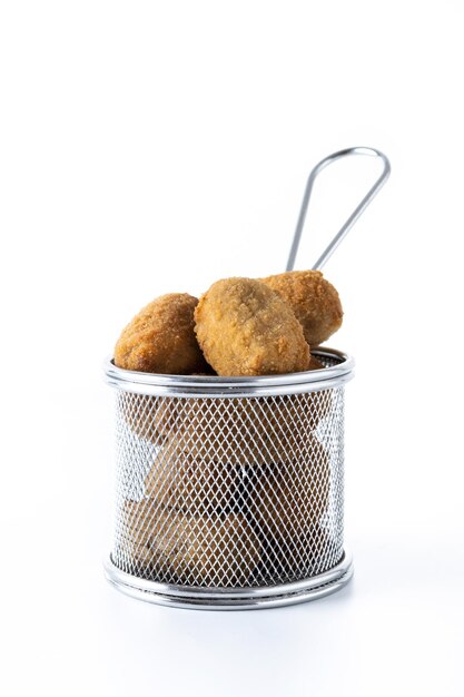 Croquetas fritas españolas tradicionales aisladas en fondo blanco